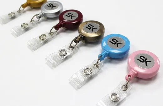 Enrouleur yo-yo rétractable pour accès fréquent porte badge