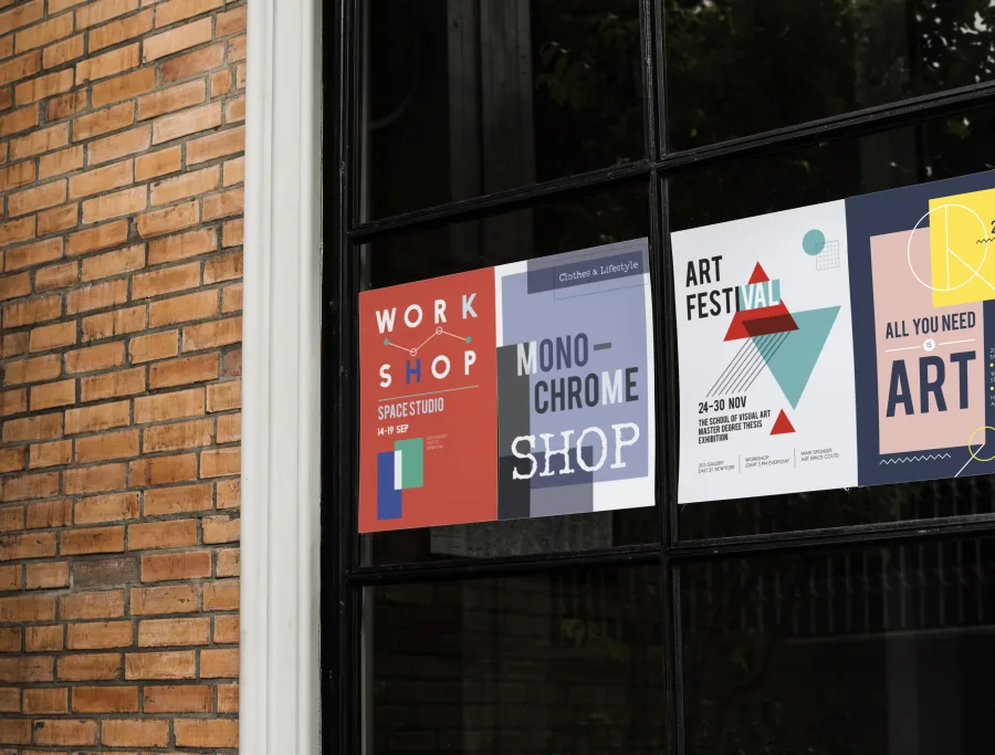 Affiches de formats A2 et A1 collées derrière la vitrine d’un commerce