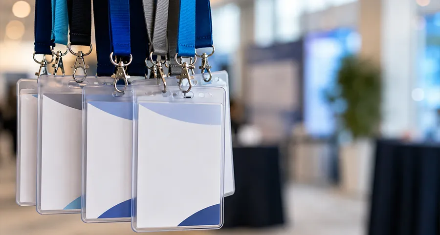 Badges PVC personnalisés sur cordons lors d'un événement professionnel