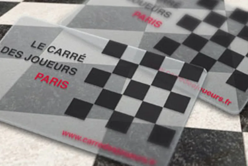 Carte de visite transparente posee sur un support clair