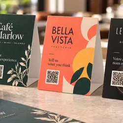 Chevalets de table personnalisés avec QR code sur une table de restaurant