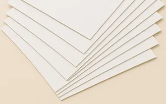 Pile de feuilles de papier blanc rigide épais pour chevalet de table