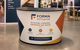 Comptoir d'accueil courbé en PVC rigide pour stand premium et hall d'entreprise