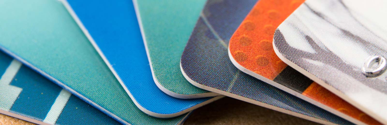 Exemples de cartes PVC personnalisées, fond texturé discret