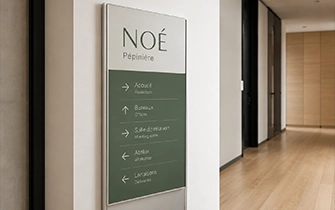 Panneau signalétique directionnel intérieur pour hall bureau et couloir