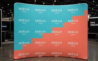 Photocall pop-up courbé pour salons et événements corporate