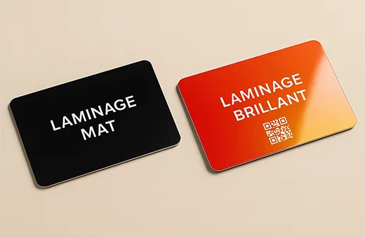 Deux cartes PVC côte à côte, l’une noire en laminage mat, l’autre rouge et orange en laminage brillant avec QR code