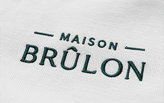 T-shirt broderie machine logo durabilité haut de gamme