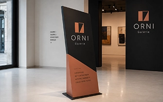 Totem design oblique forme sculpturale pour galerie et concept store