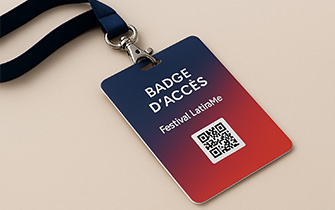 Badge personnalisé avec perforation pour portage