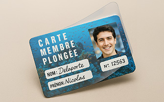 Carte plastique avec rabat adhésif pour kits et dossiers