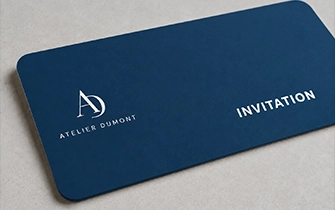 Invitation élégante à coins arrondis avec dorure