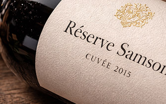 Étiquette bouteille sur papier texturé