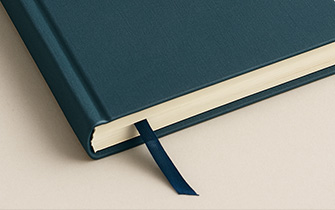Signet ruban intégré comme marque-pages pour livre